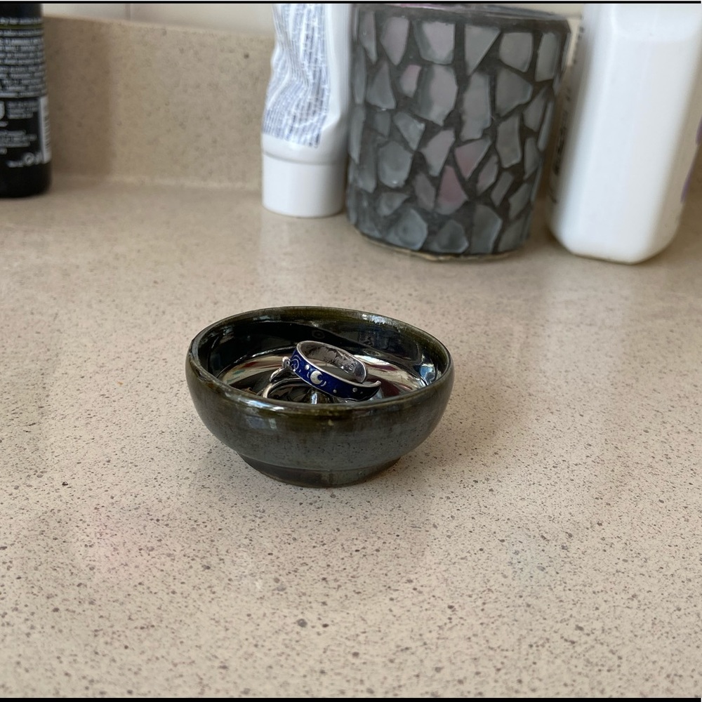 Mirror black ring dish